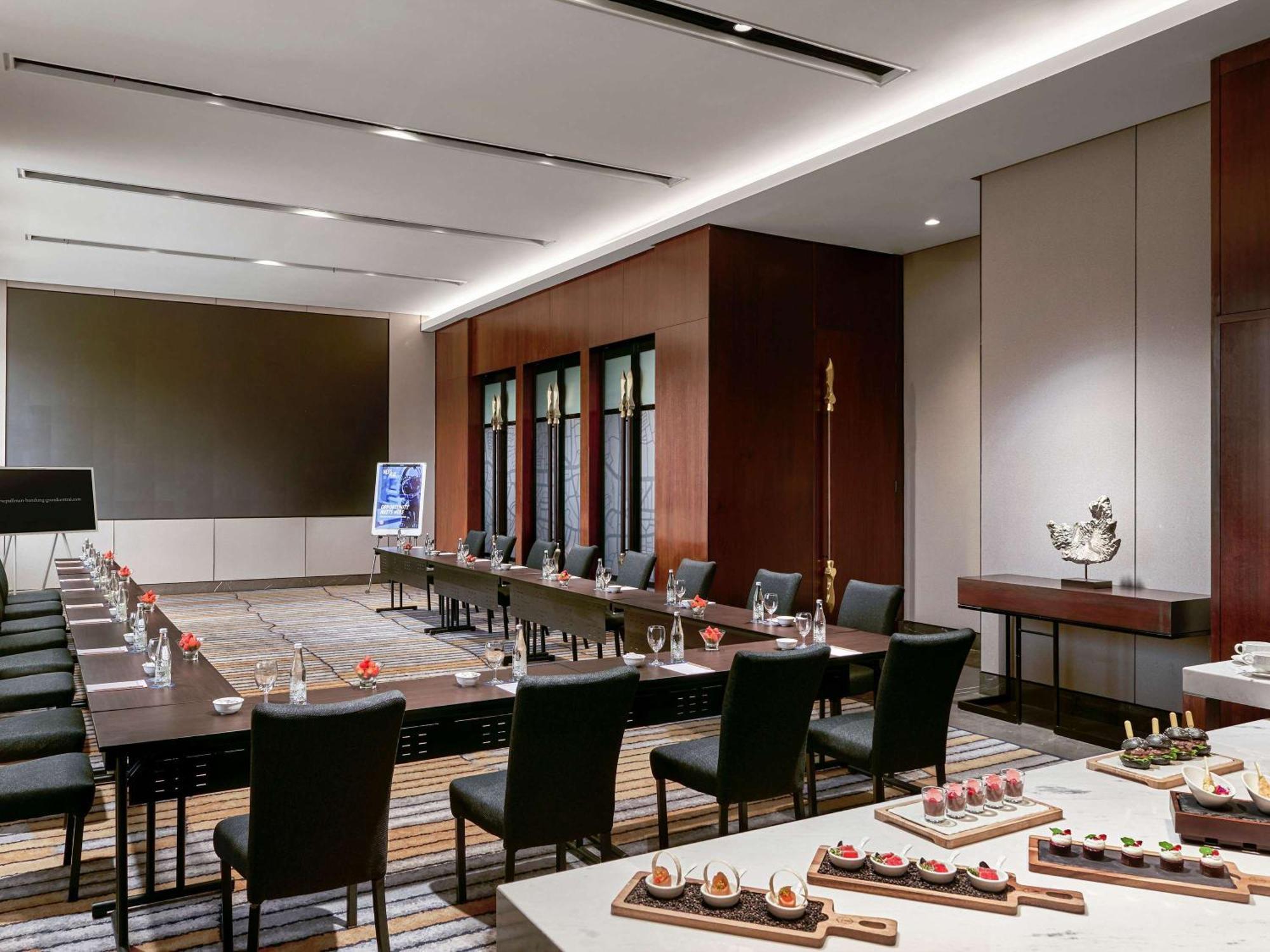 Pullman Bandung Grand Central Экстерьер фото